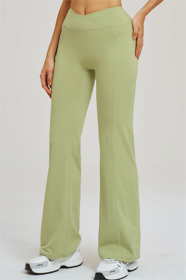 Ensemble 3 pièces Sizzle : veste zippée, brassière de sport et leggings évasés