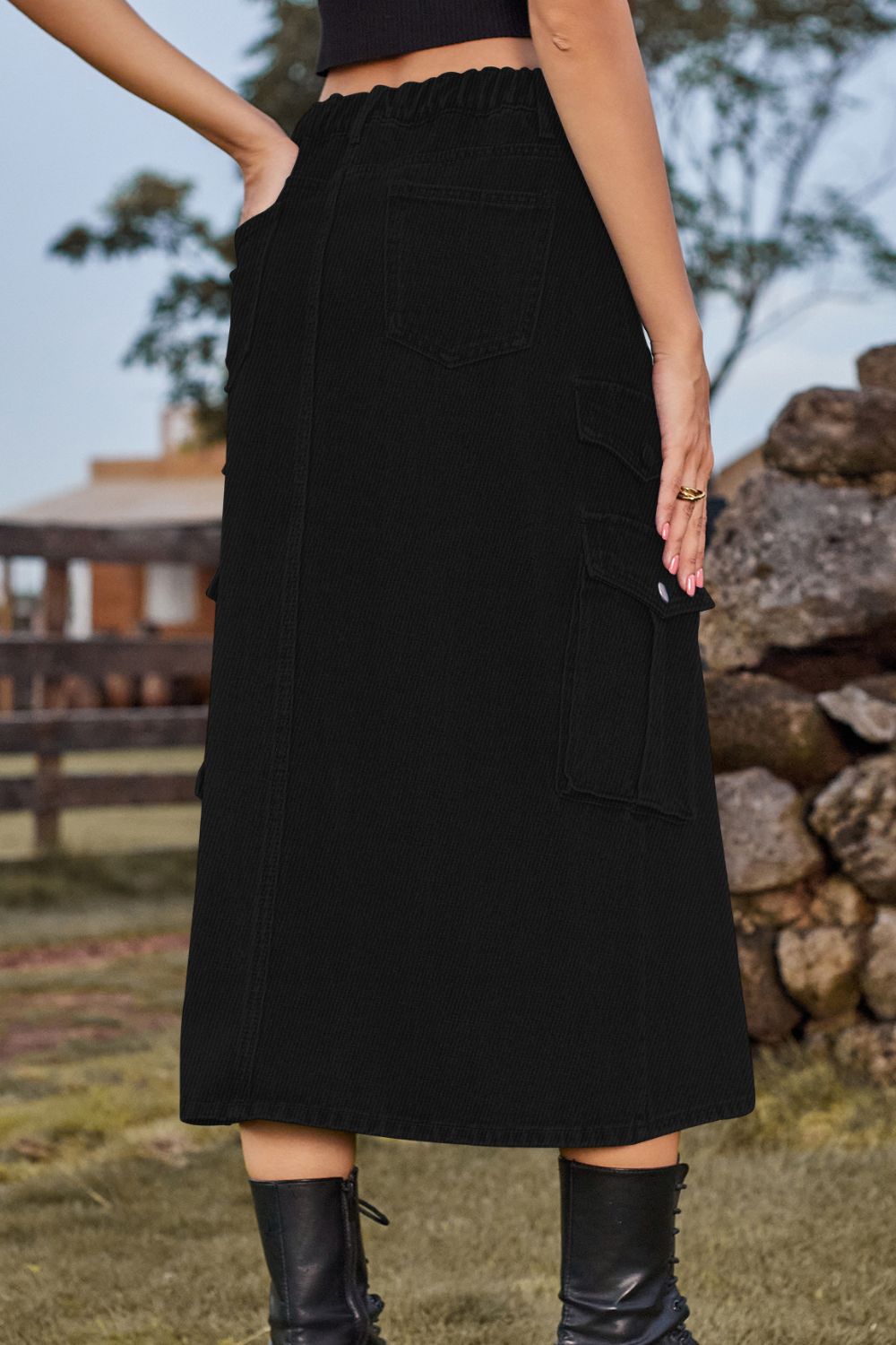 Falda midi de mezclilla con abertura frontal y bolsillos