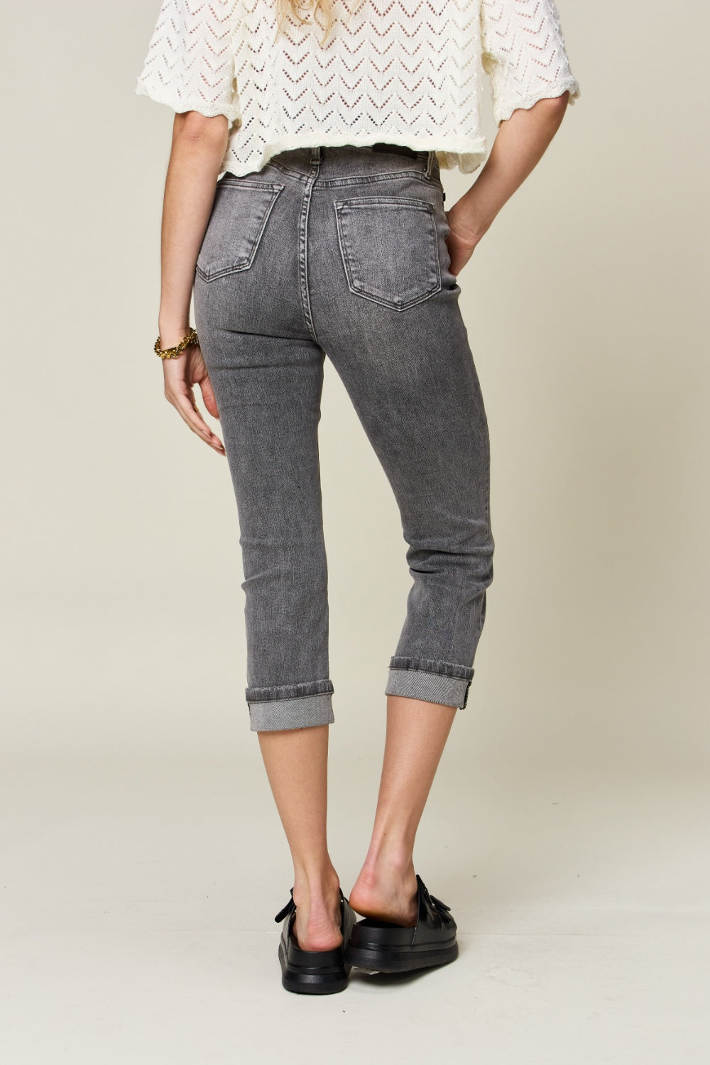 Capris Judy Blue de talla completa, tiro alto, con bragueta de botones y dobladillo vuelto