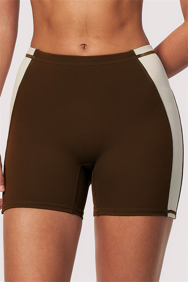 Conjunto de 2 piezas de sujetador deportivo y shorts color arenisca