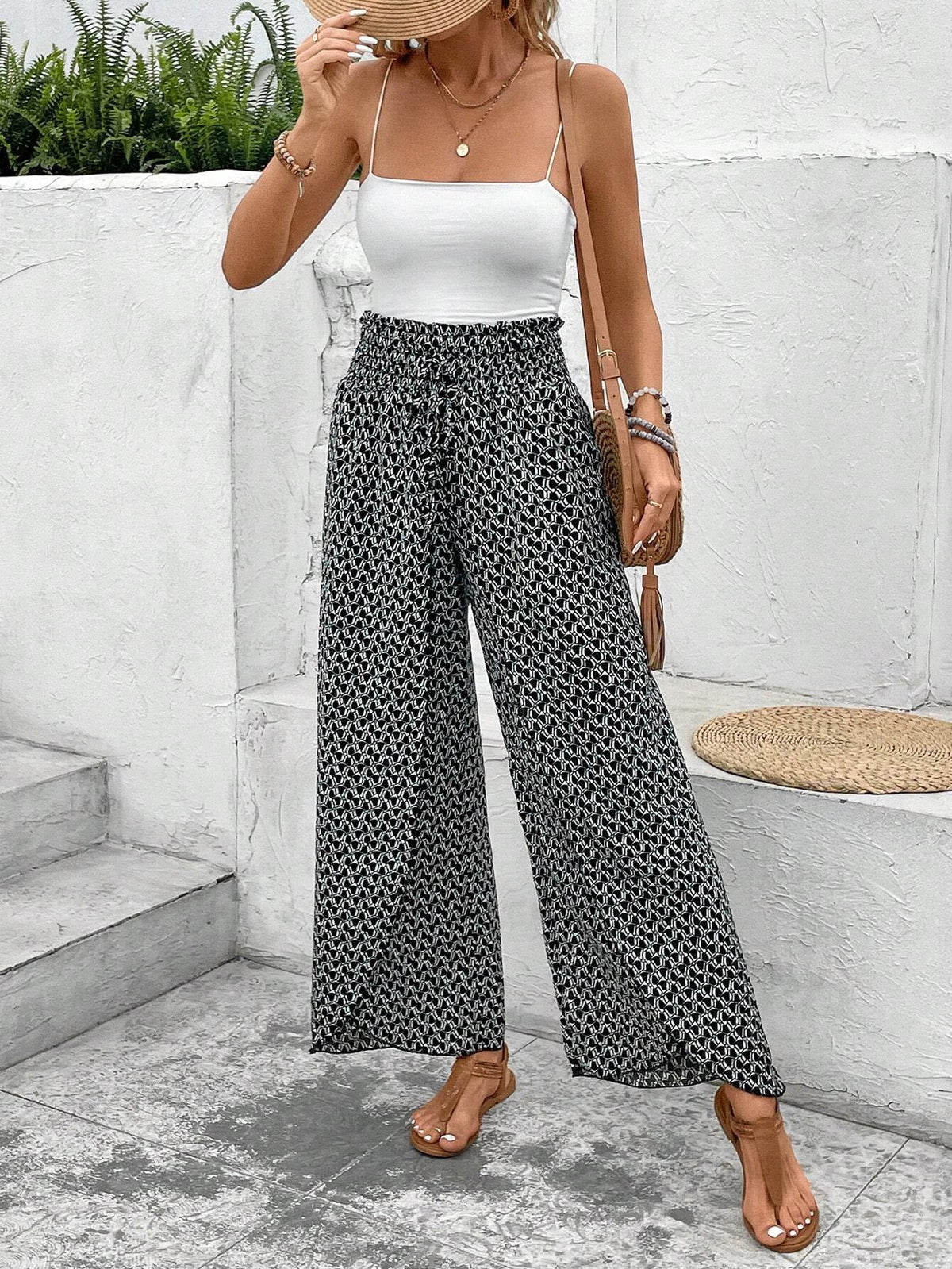 Pantalones negros de pierna ancha con estampado floral, fruncido y abertura lateral