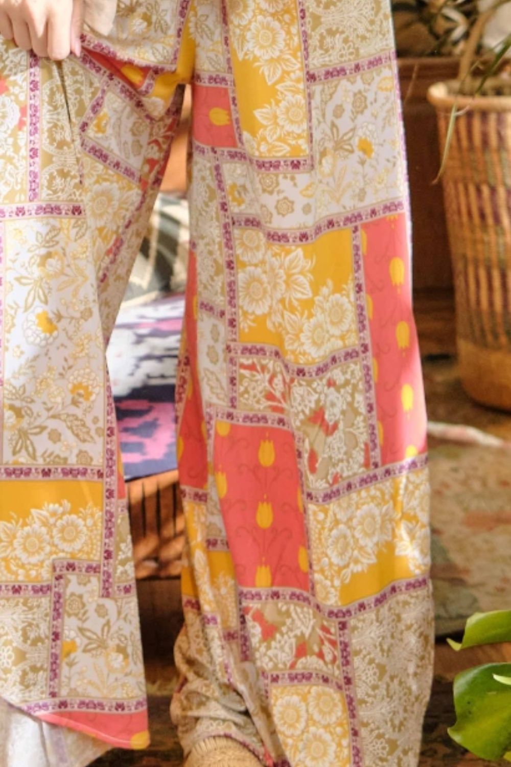 And The Why Pantalones estampados de pierna ancha con cintura fruncida y abertura lateral