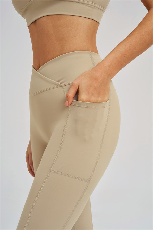 Ensemble 3 pièces Sizzle : veste zippée, brassière de sport et leggings évasés