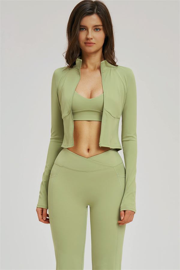 Conjunto de 3 piezas Sizzle: chaqueta con cremallera, sujetador deportivo y leggings acampanados