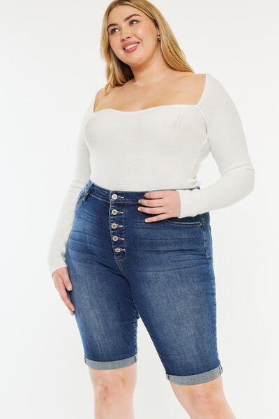 Shorts de mezclilla Kancan de talla grande, con efecto bigotes de gato y cierre de botones