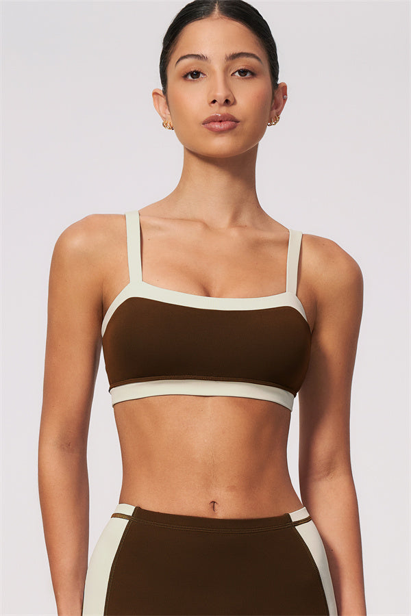 Conjunto de 2 piezas de sujetador deportivo y shorts color arenisca