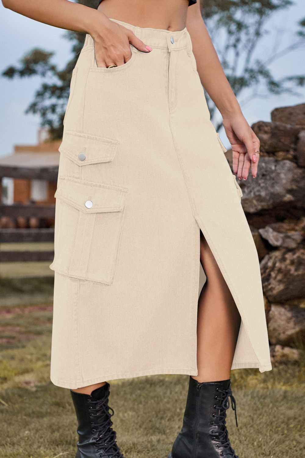 Falda midi de mezclilla con abertura frontal y bolsillos