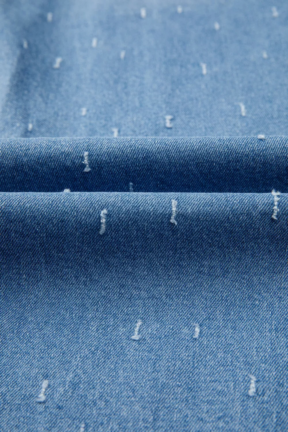 Jeans de control de abdomen con detalles desgastados y dobladillo sin rematar