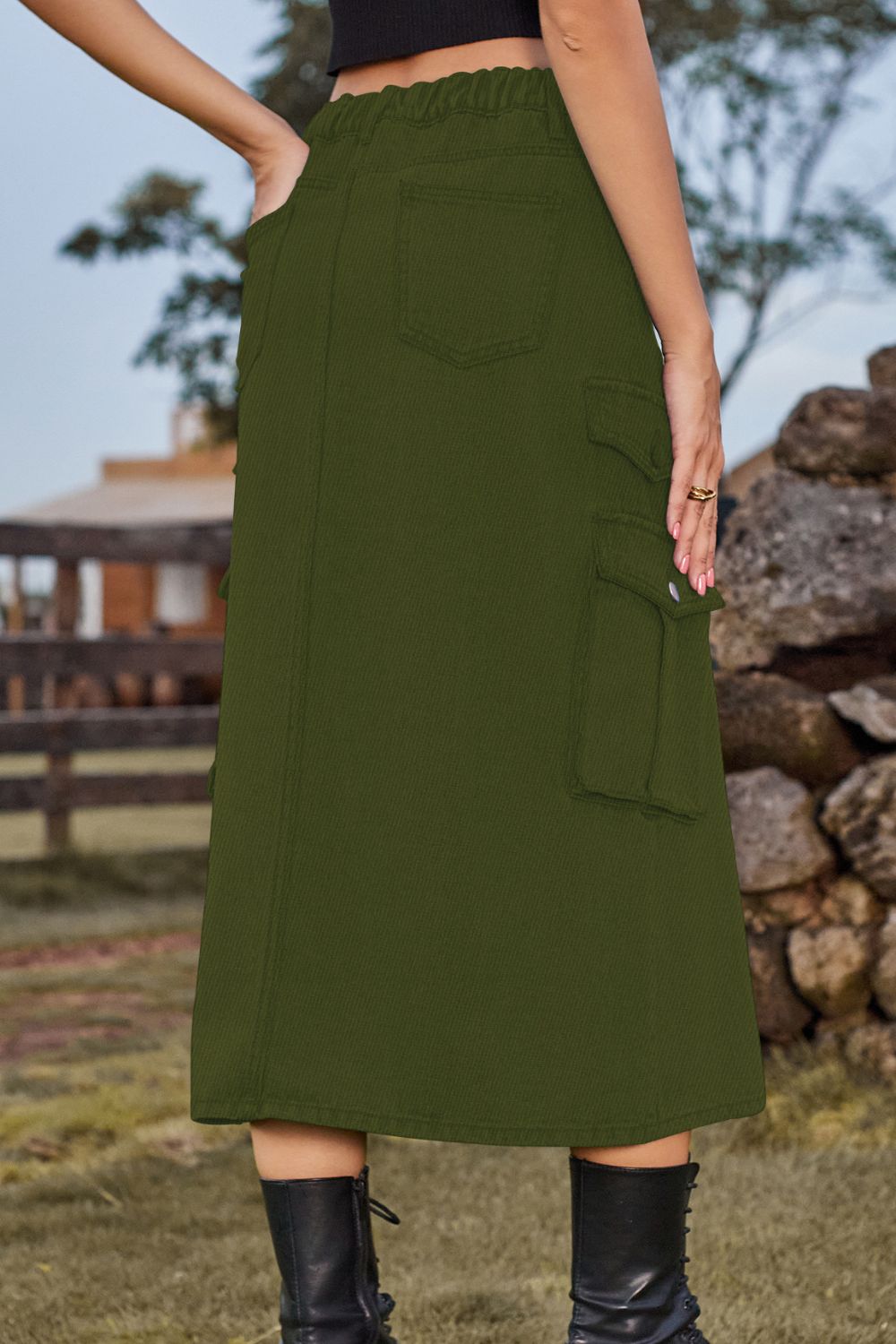 Falda midi de mezclilla con abertura frontal y bolsillos
