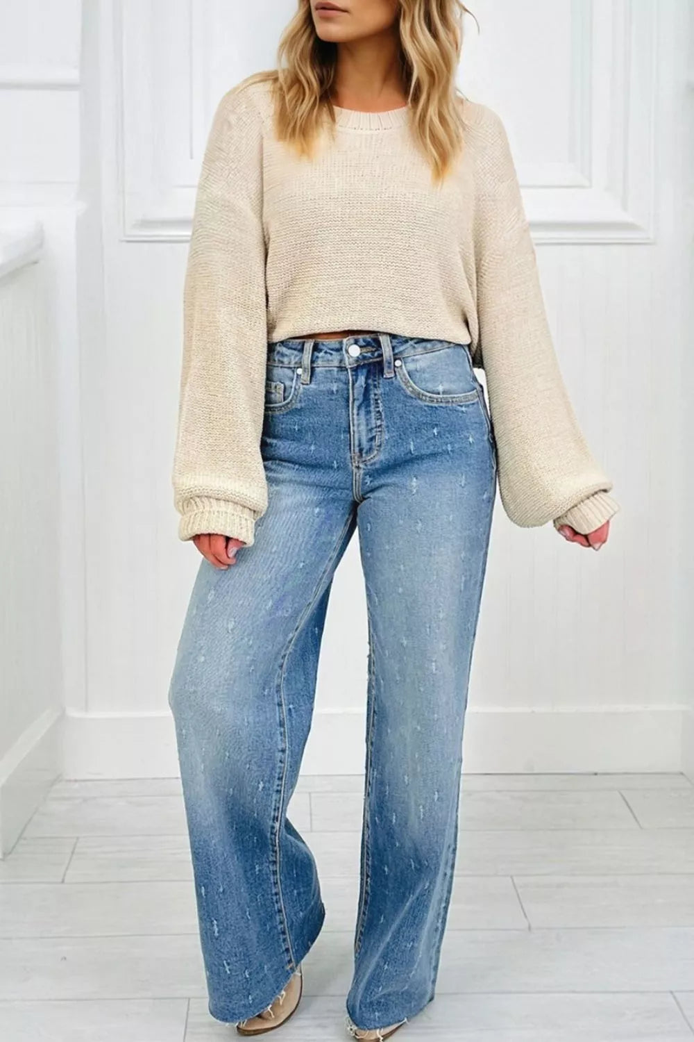 Jeans de control de abdomen con detalles desgastados y dobladillo sin rematar