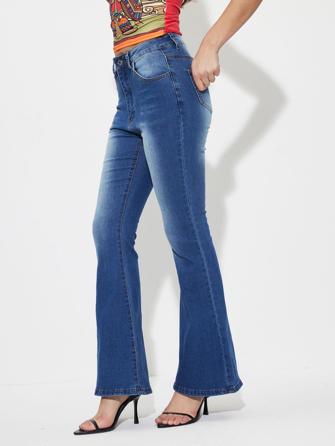 Jeans de tiro medio con corte de bota