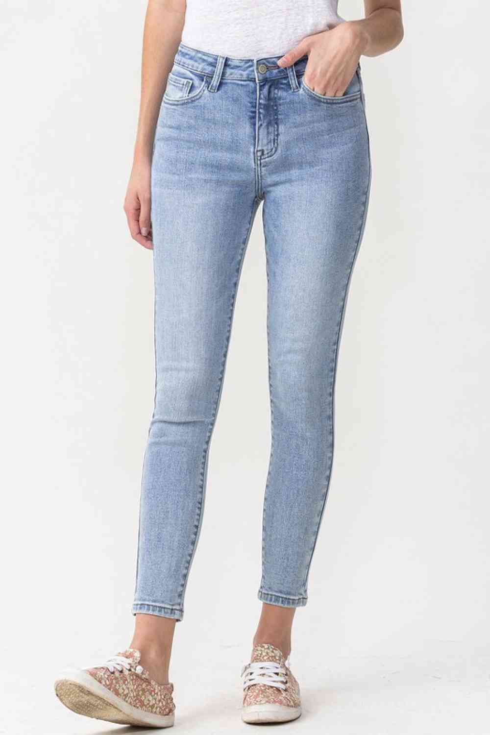 Jeans pitillo cropped de tiro alto Talia de Lovervet, tallas grandes