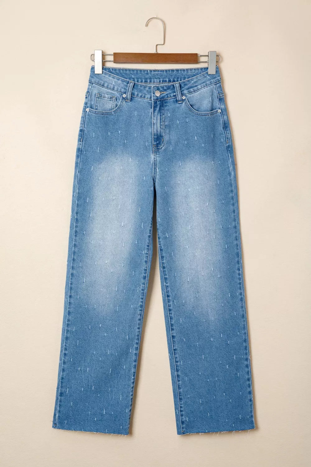 Jeans de control de abdomen con detalles desgastados y dobladillo sin rematar