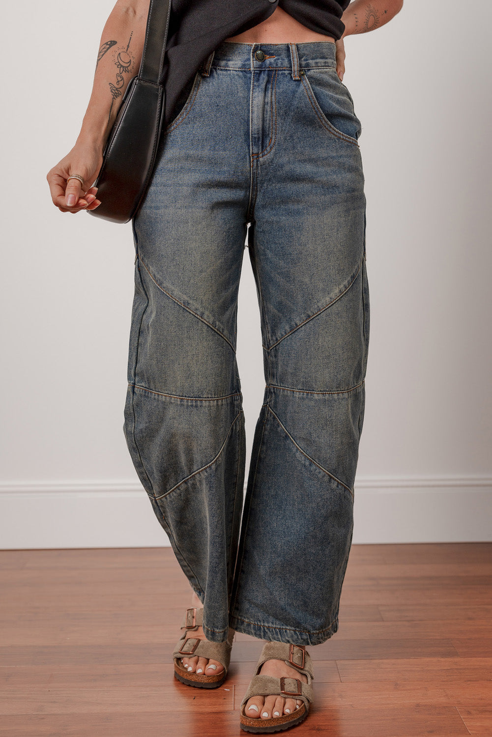 Jeans azul vela de tiro alto, pierna recta y diseño cruzado