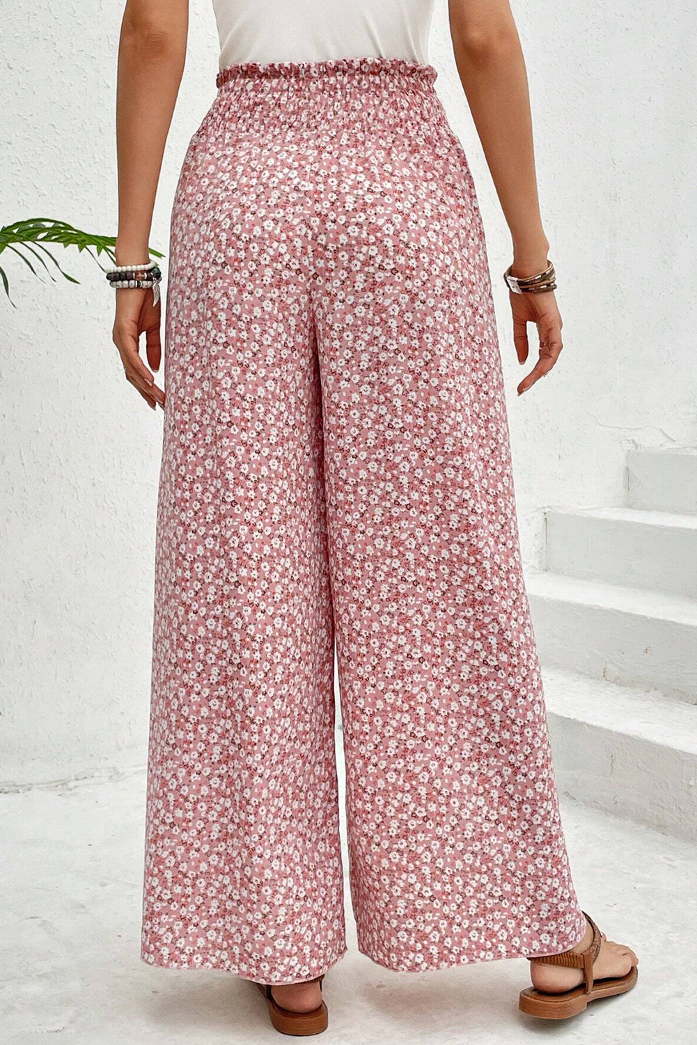 Pantalones negros de pierna ancha con estampado floral, fruncido y abertura lateral