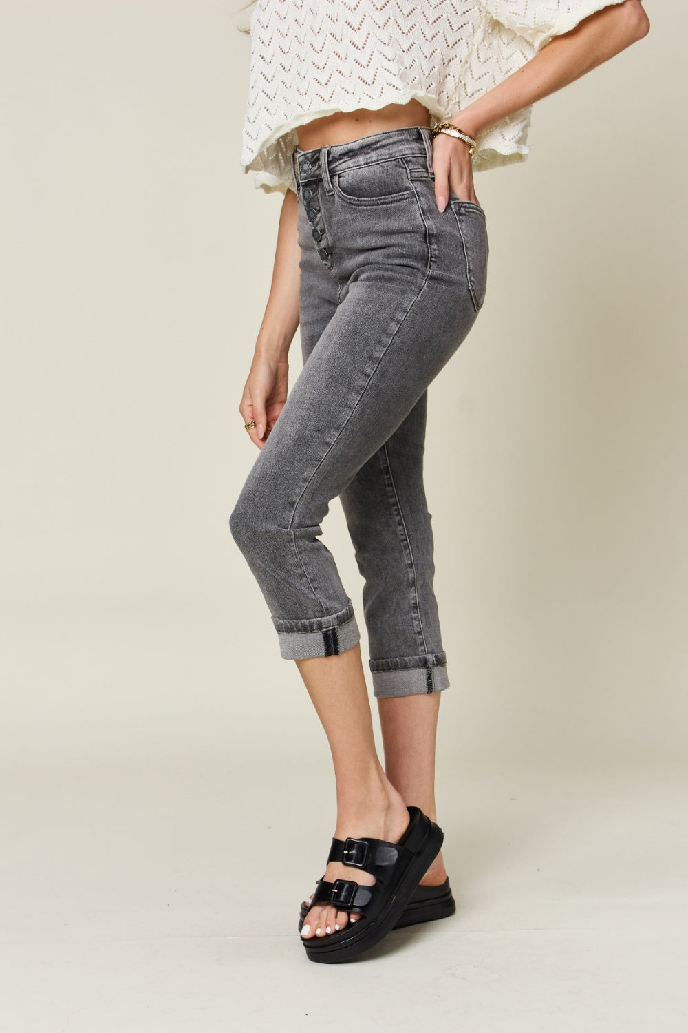 Capris Judy Blue de talla completa, tiro alto, con bragueta de botones y dobladillo vuelto