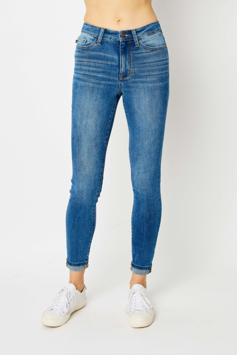 Judy Blue Jeans pitillo de talle bajo con dobladillo vuelto, en tallas extendidas