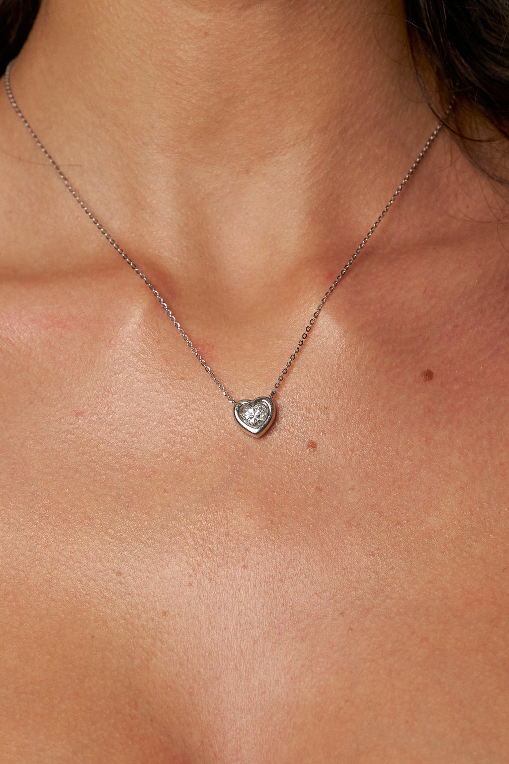 Collar de moissanita con corazón Amora