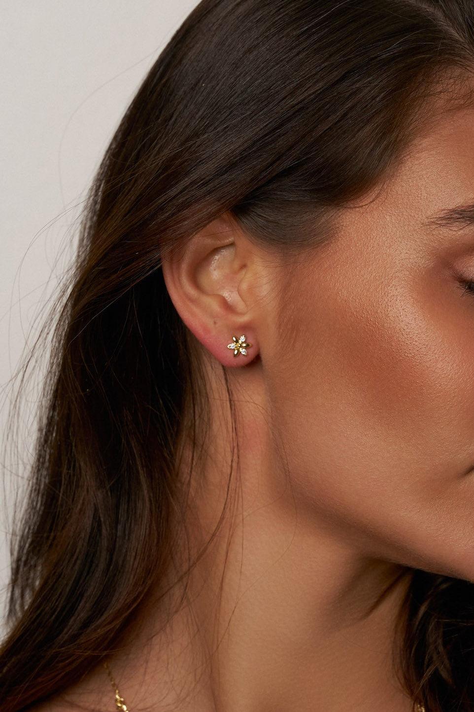 Aretes de moissanita con brillo floral