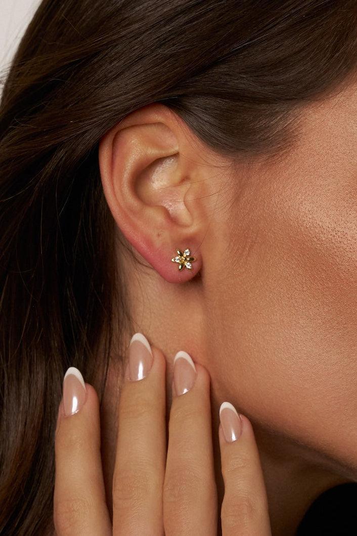 Aretes de moissanita con brillo floral