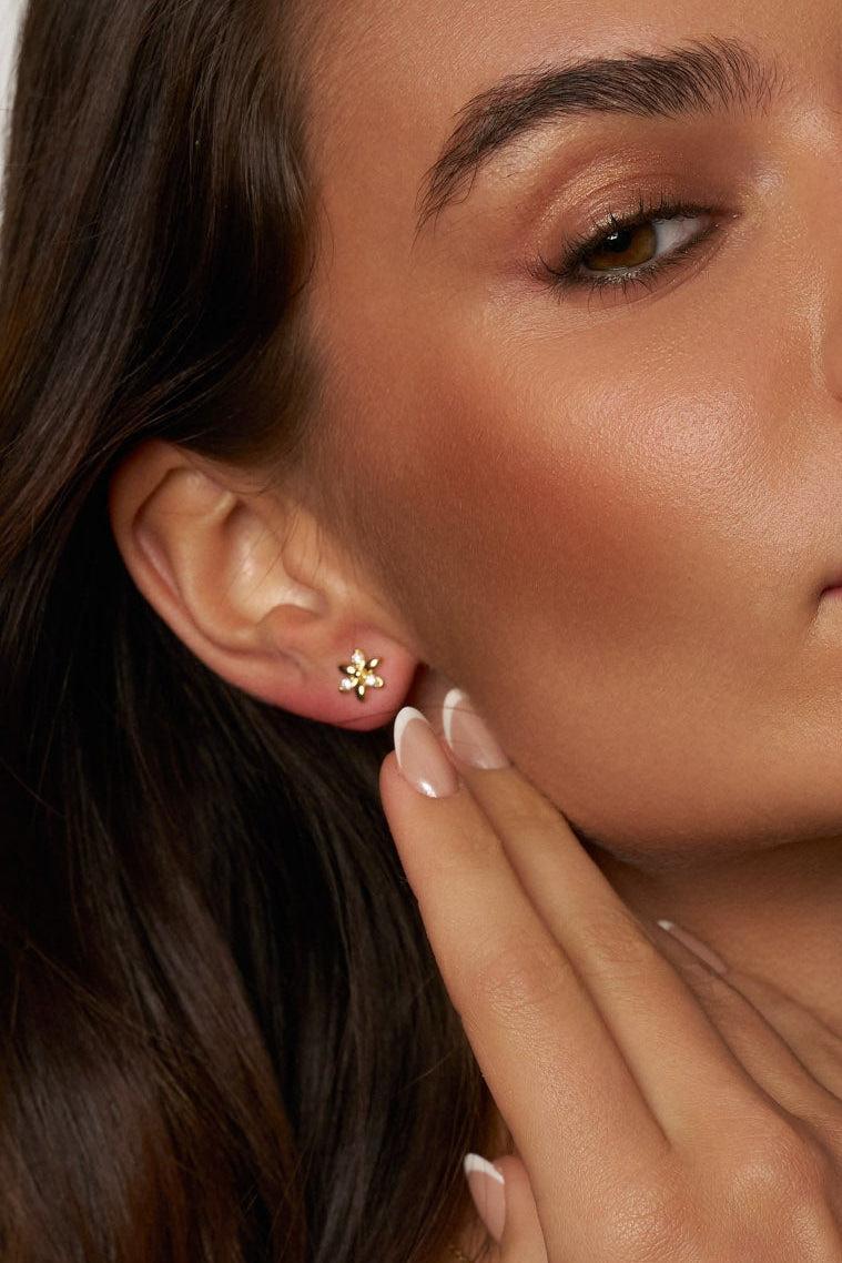 Aretes de moissanita con brillo floral
