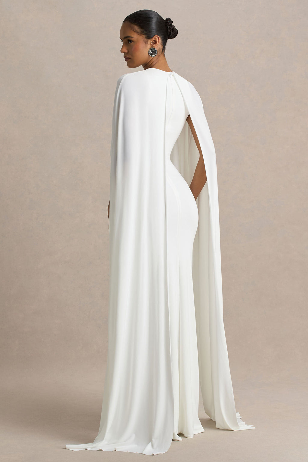 Padma | Vestido largo blanco con mangas tipo capa