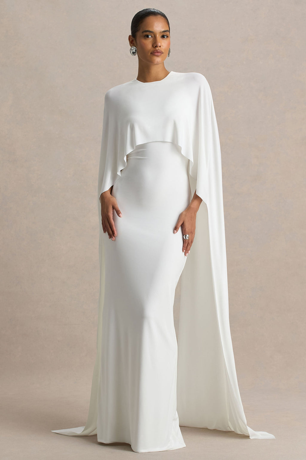 Padma | Vestido largo blanco con mangas tipo capa