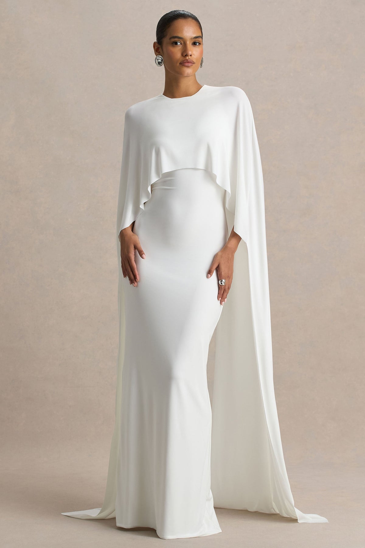 Padma | Vestido largo blanco con mangas tipo capa