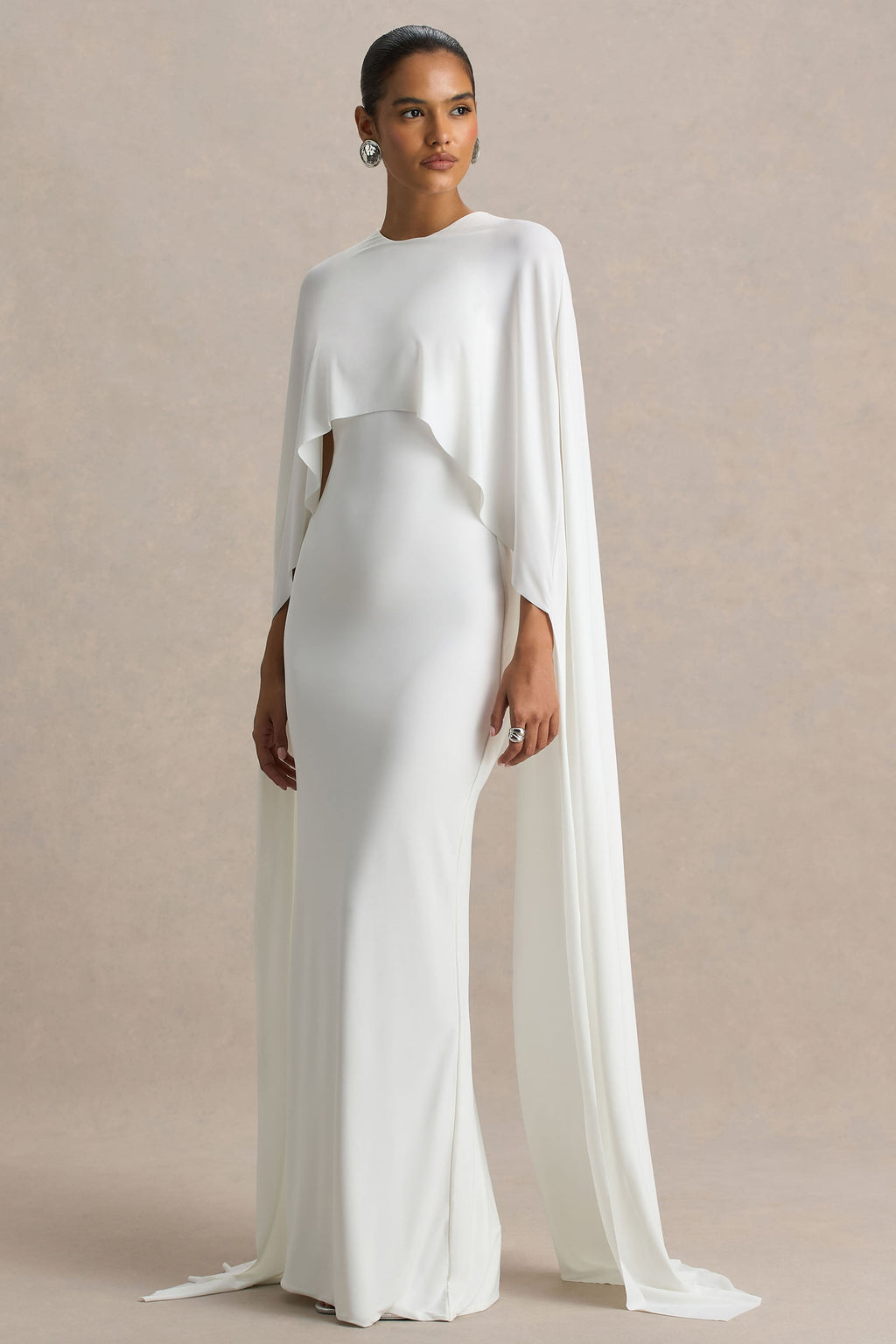Padma | Vestido largo blanco con mangas tipo capa