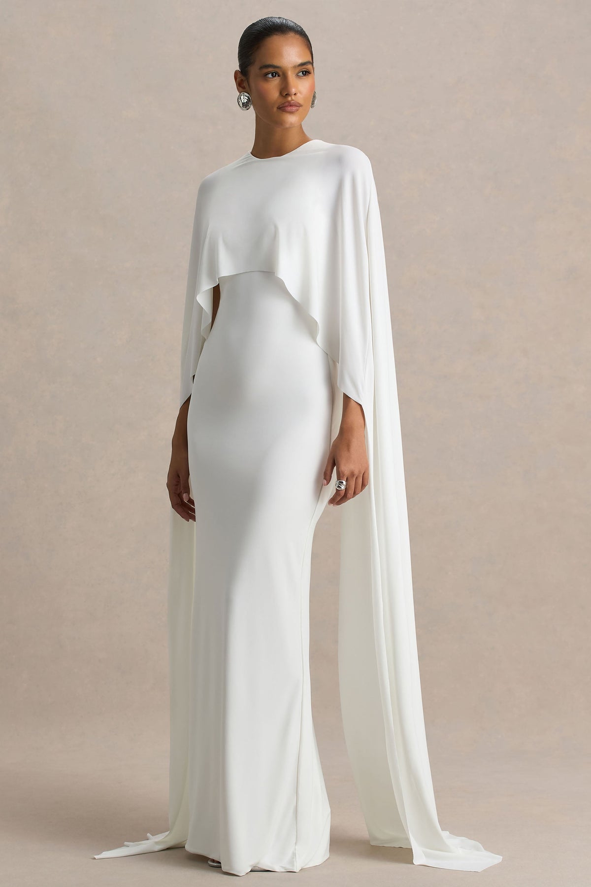 Padma | Vestido largo blanco con mangas tipo capa
