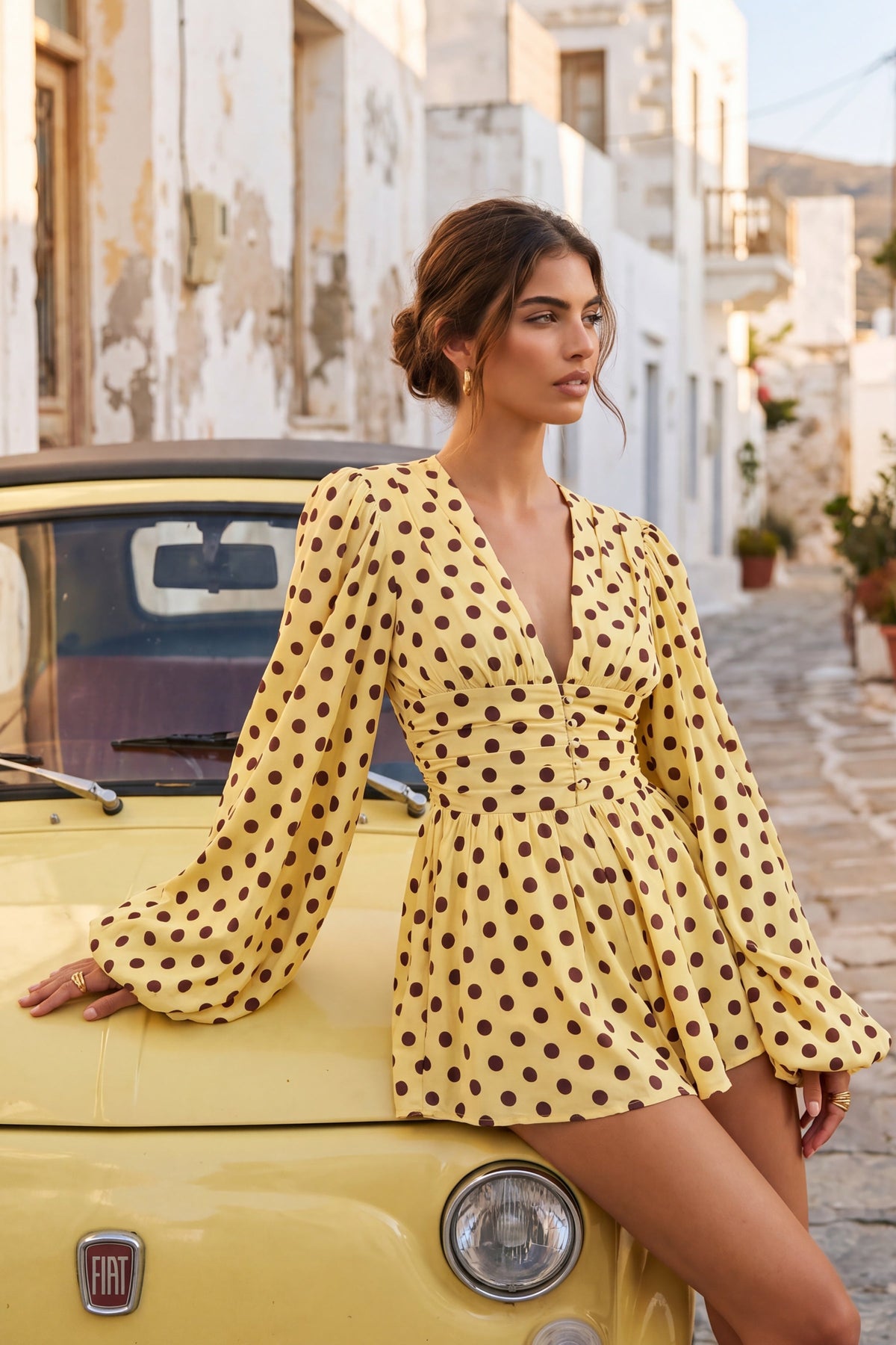 Laurel | Mono amarillo de lunares con escote en V y mangas farol