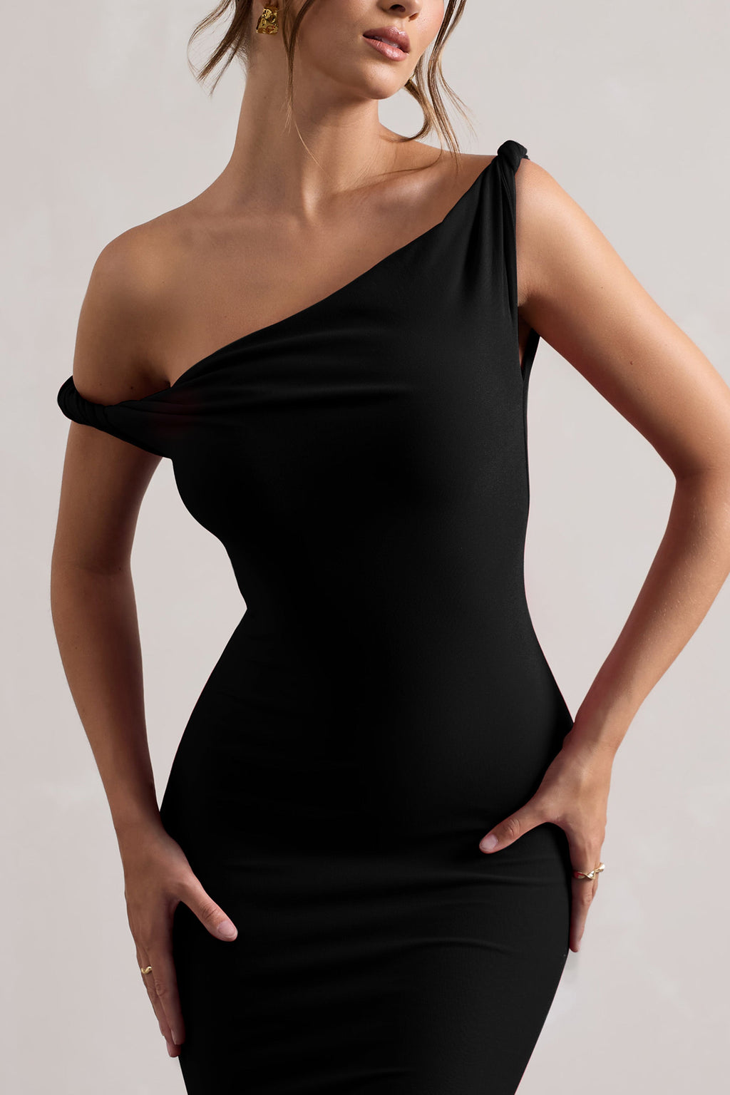 Lita | Vestido largo negro entallado con escote asimétrico retorcido