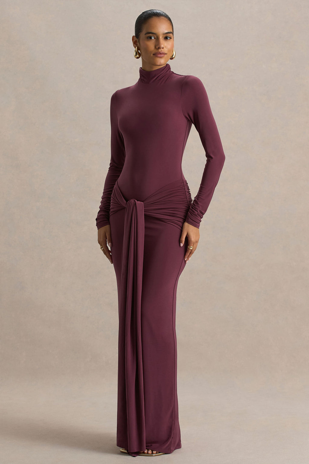 Myra | Vestido Largo Burdeos de Cuello Alto con Banda y Detalles Fruncidos