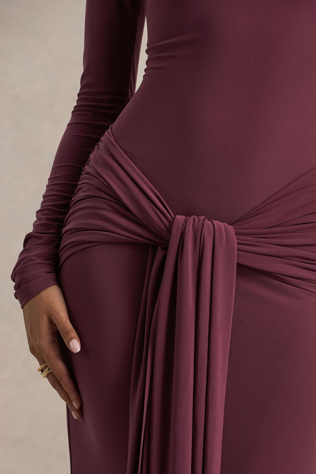 Myra | Vestido Largo Burdeos de Cuello Alto con Banda y Detalles Fruncidos