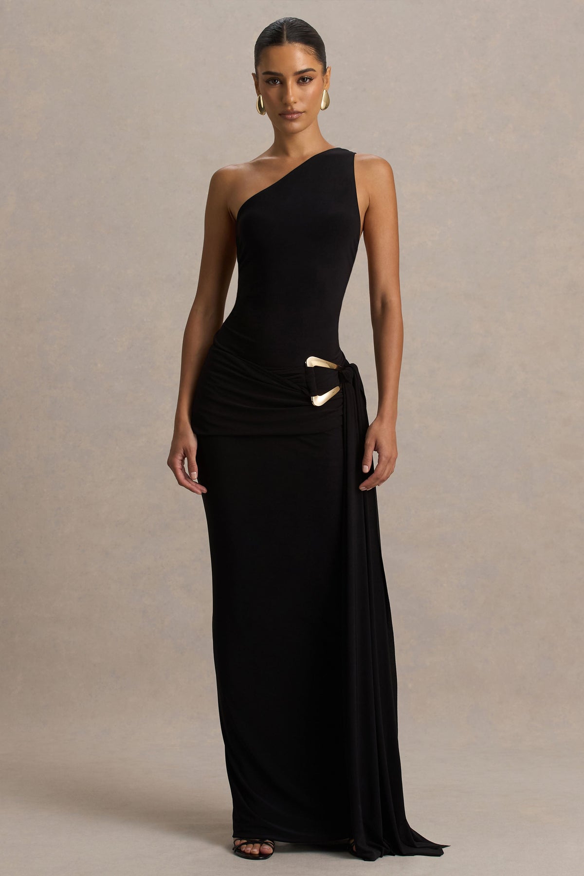 Bonnie | Vestido largo negro con escote asimétrico y detalles fruncidos