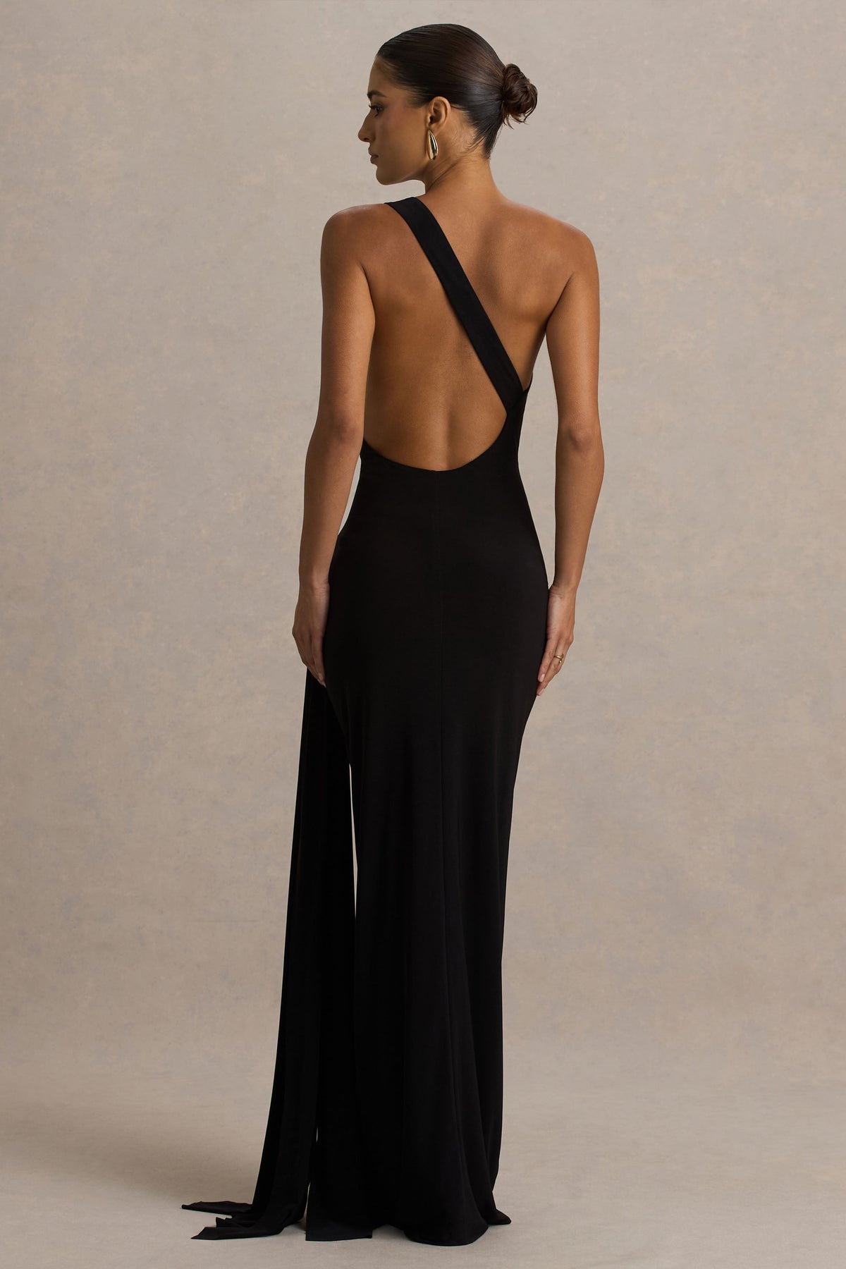 Bonnie | Vestido largo negro con escote asimétrico y detalles fruncidos