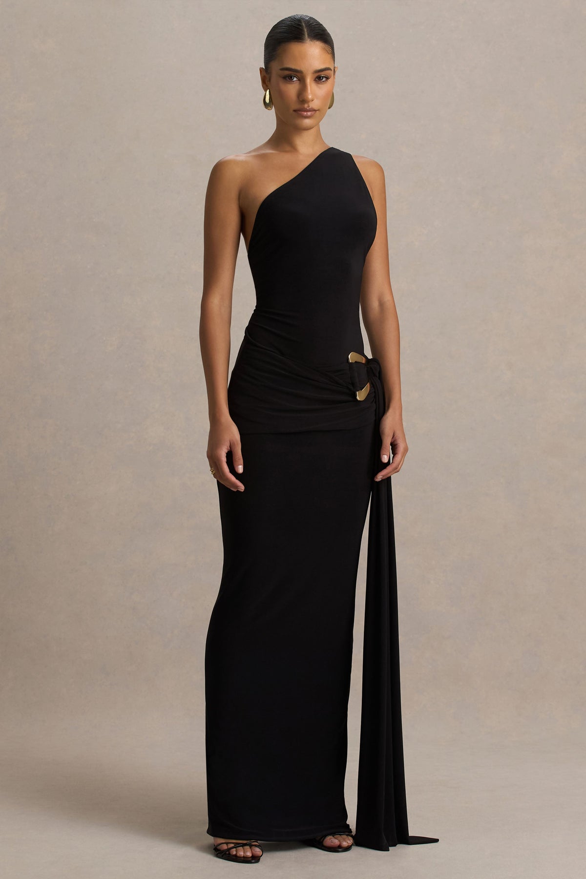 Bonnie | Vestido largo negro con escote asimétrico y detalles fruncidos