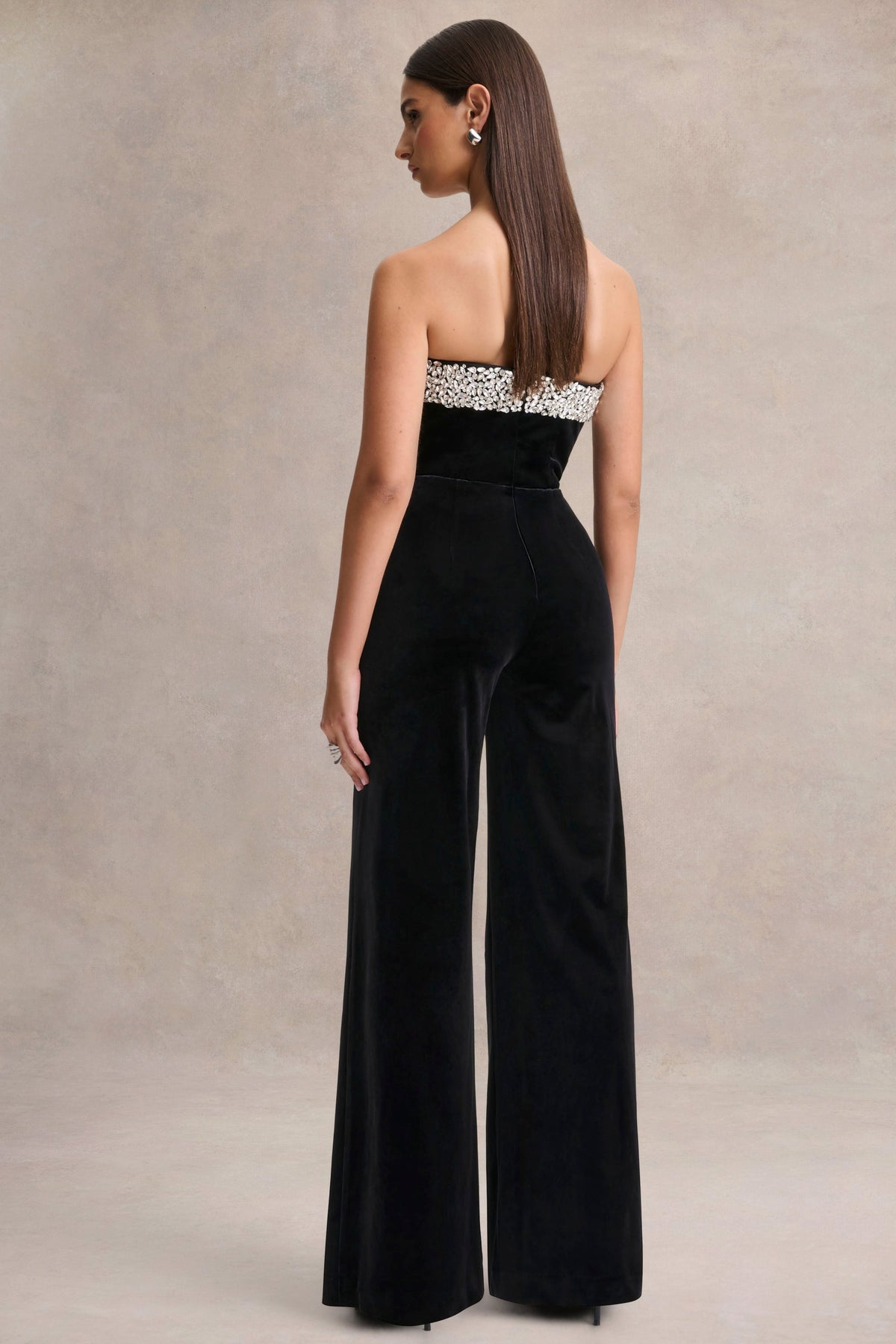 Emelie | Mono de Terciopelo Negro con Escote Bandeau y Adornos