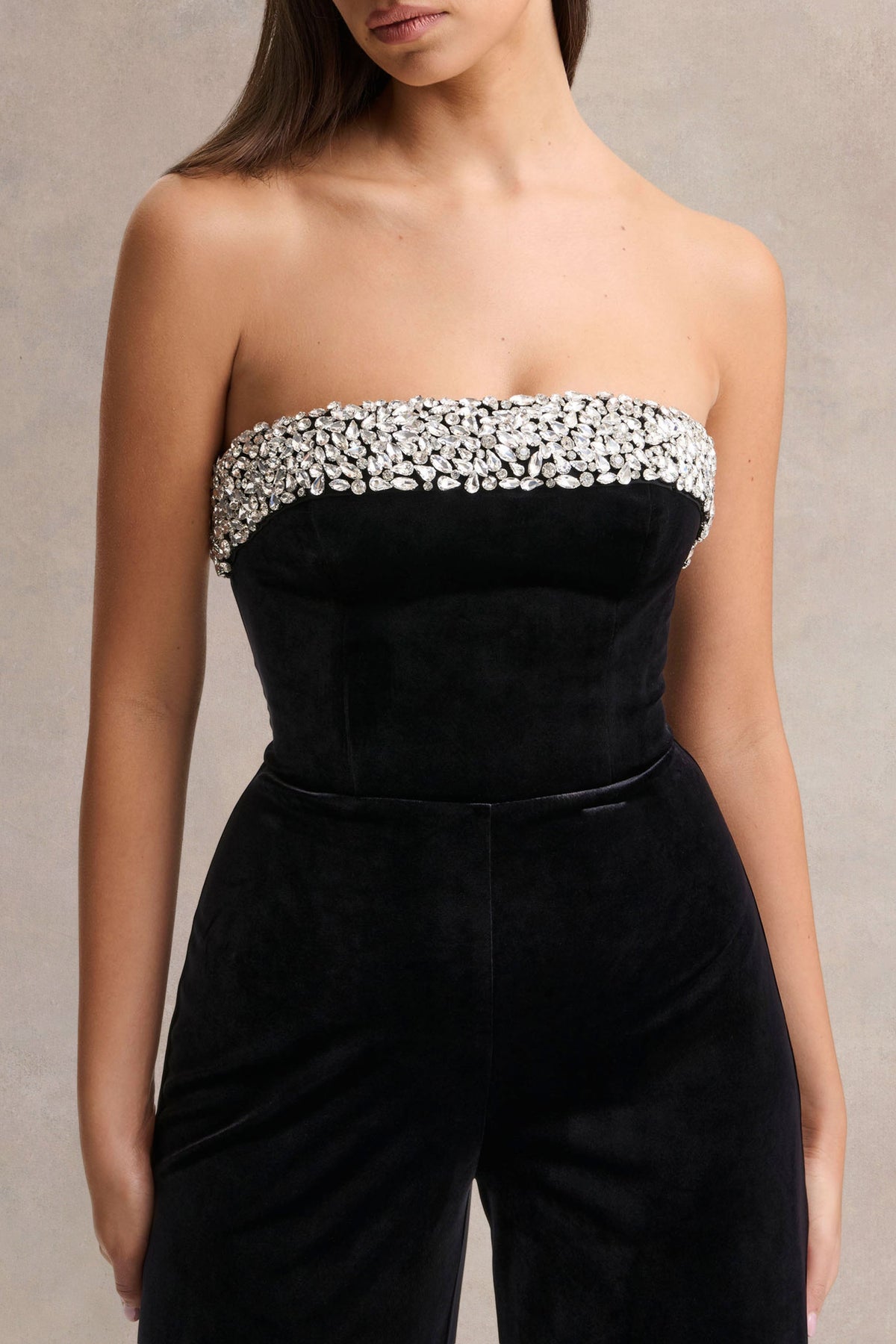 Emelie | Mono de Terciopelo Negro con Escote Bandeau y Adornos