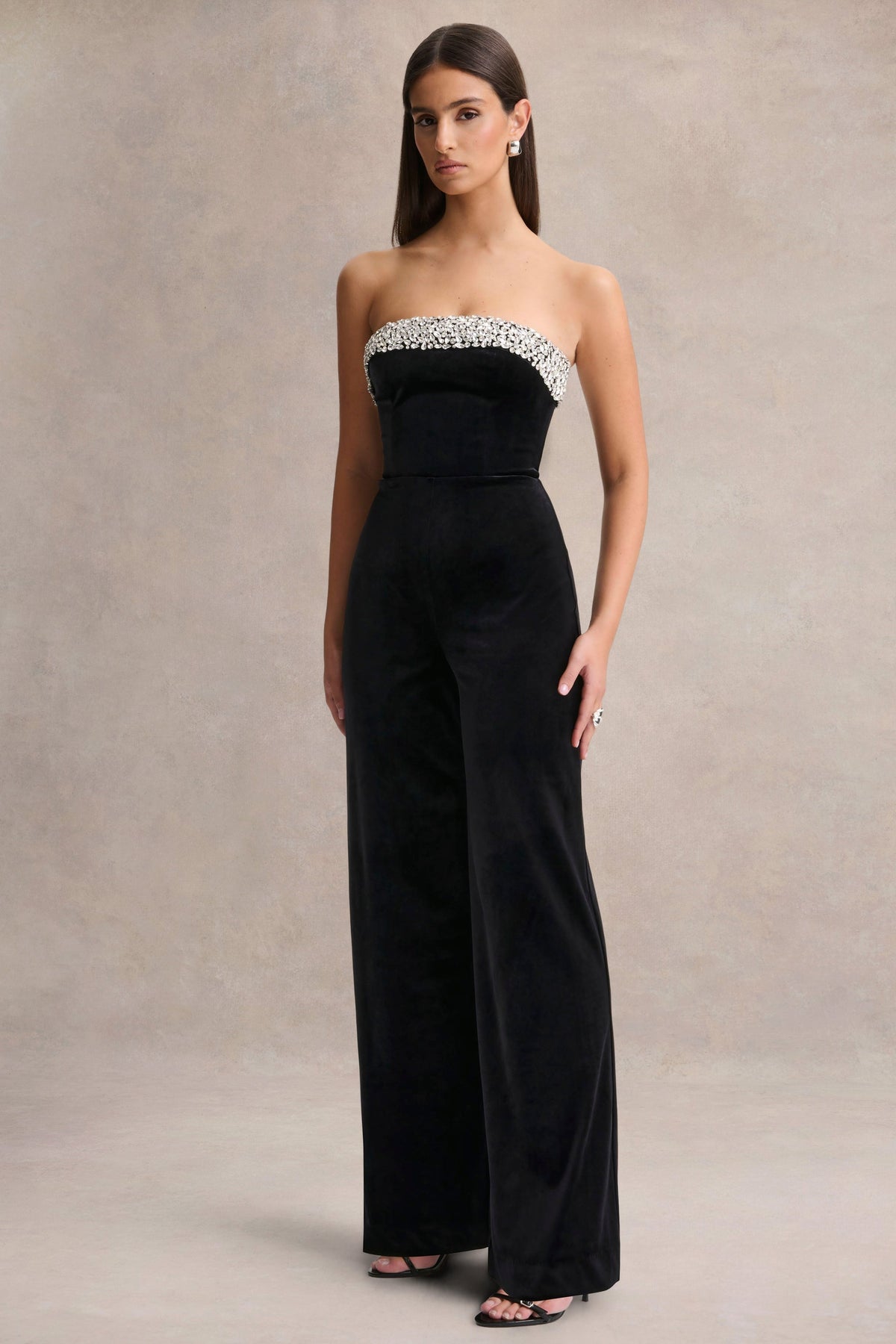 Emelie | Mono de Terciopelo Negro con Escote Bandeau y Adornos