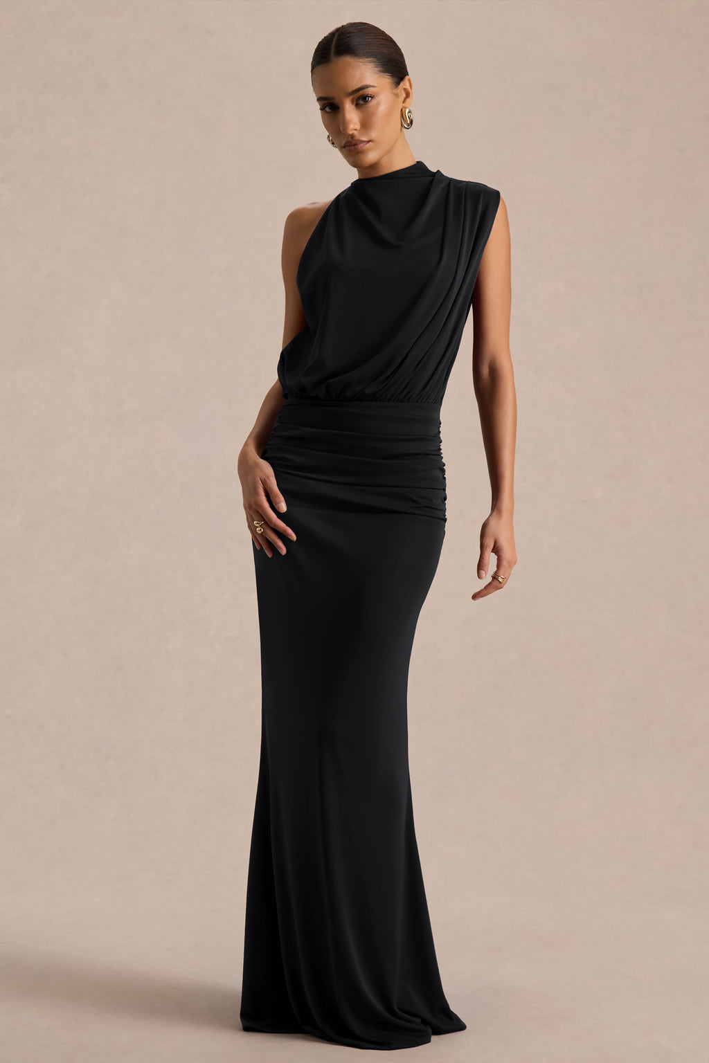 Umaira | Vestido largo negro fruncido con cuello alto y detalle drapeado