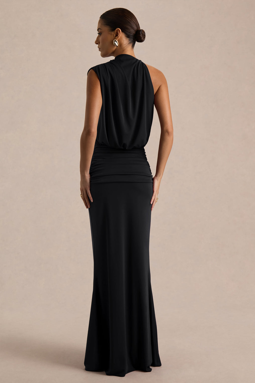 Umaira | Vestido largo negro fruncido con cuello alto y detalle drapeado