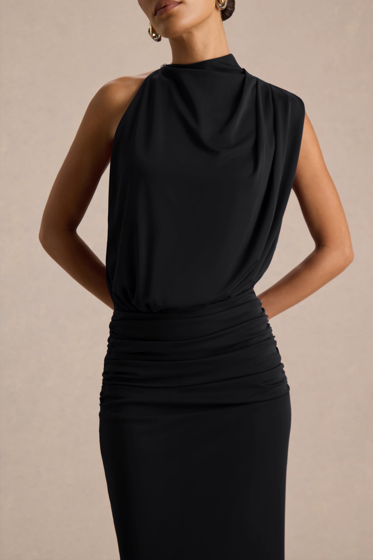 Umaira | Vestido largo negro fruncido con cuello alto y detalle drapeado