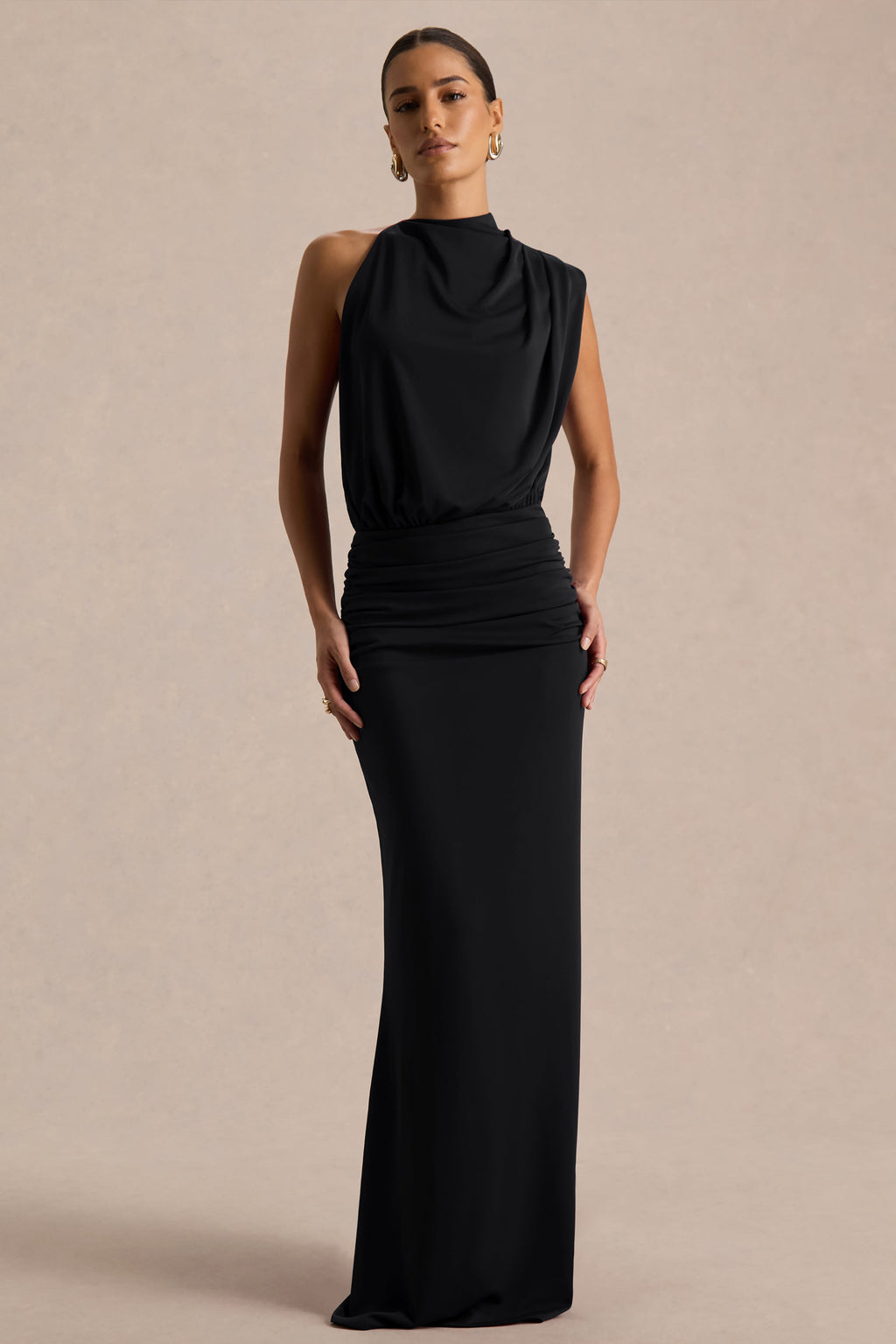 Umaira | Vestido largo negro fruncido con cuello alto y detalle drapeado