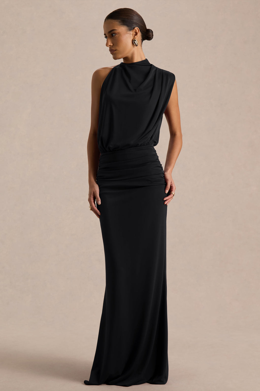 Umaira | Vestido largo negro fruncido con cuello alto y detalle drapeado