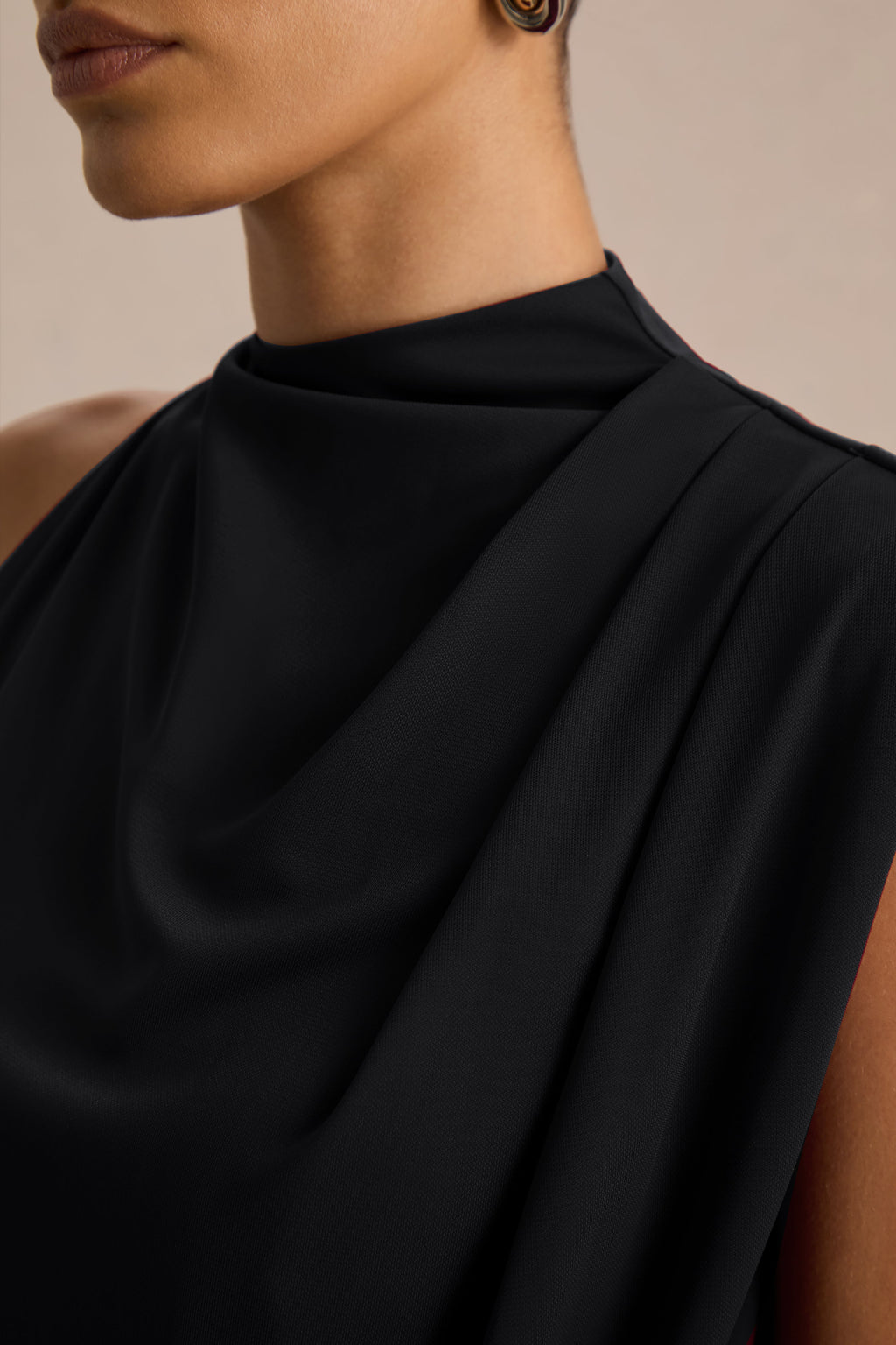 Umaira | Vestido largo negro fruncido con cuello alto y detalle drapeado
