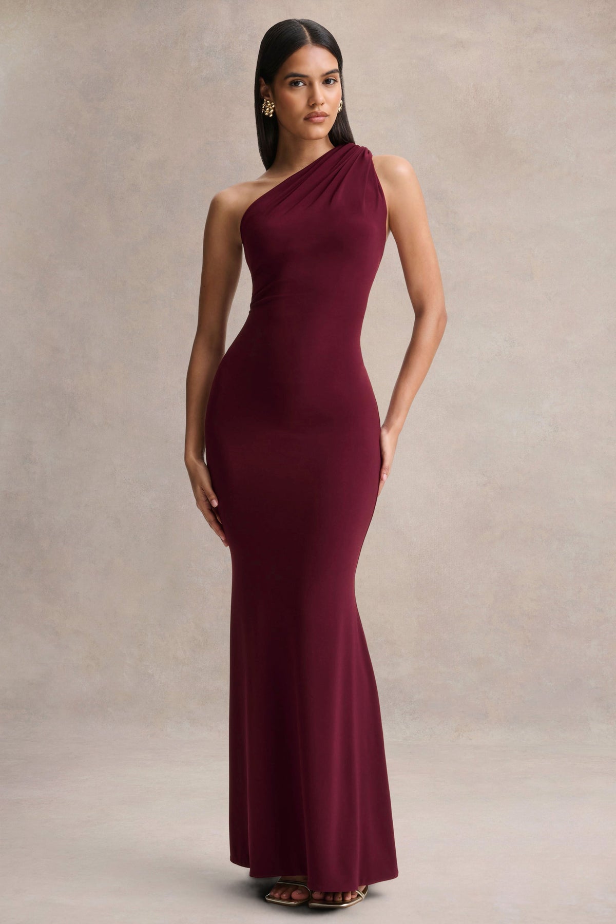 Ottilie | Vestido largo burdeos con escote asimétrico