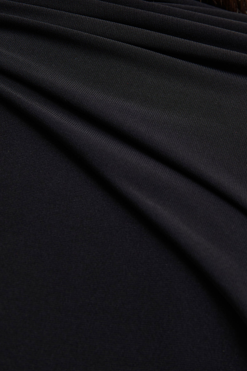 Seema | Mono negro de cuello alto con capa