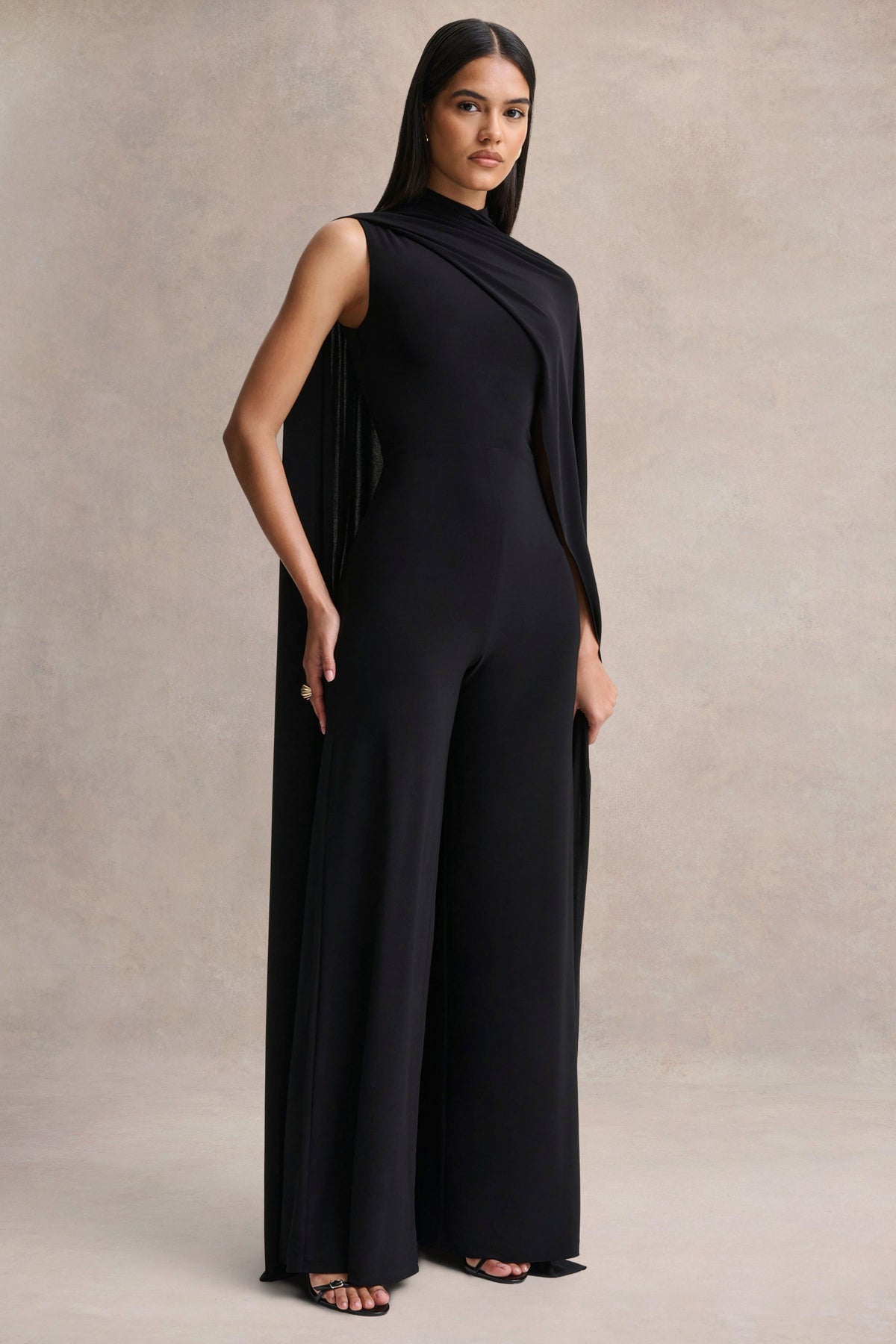 Seema | Mono negro de cuello alto con capa