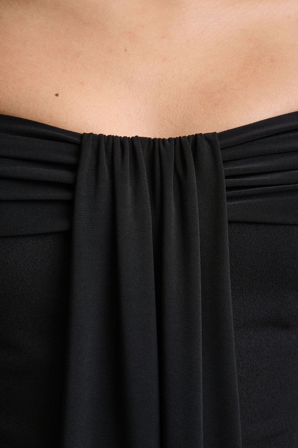Kalida | Mono negro con escote Bardot y detalle de banda colgante